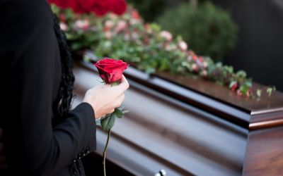 Eine Beerdigung kann ein guter Grund sein, um nicht zur Arbeit zu gehen. Vielleicht gibt man an, dass ein Verwandter gestorben ist, um glaubwürdig zu sein. (Foto: AdobeStock - Kzenon 36229387)