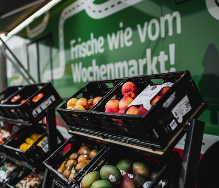 In dem Bus können Sie frische und regionale Lebensmittel erwerben. (Foto: REWE)