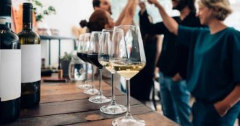 Weintrends im Wandel: Beliebtheit von Weiß-, Rosé- und trockenen Weinen (Foto: AdobeStock - Carlo 446772577)