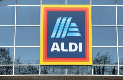 Aldi setzt auf Futter ohne Gentechnik in Milchsortiment (Foto: AdobeStock - Cerib 97353371)