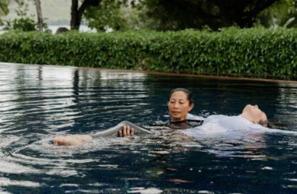 Aquatische Entspannung: Watsu-Magie im Raffles Seychelles (Foto: Raffles Seychelles)