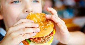 Armut und ungesunde Ernährung: Eine komplexe Problematik (Foto: AdobeStock - Irina Schmidt 126508219)