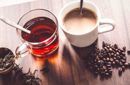 Kaffee oder Schwarztee: Welches Getränk ist gesünder? (Foto: AdobeStock 224281903 yaisirichai)